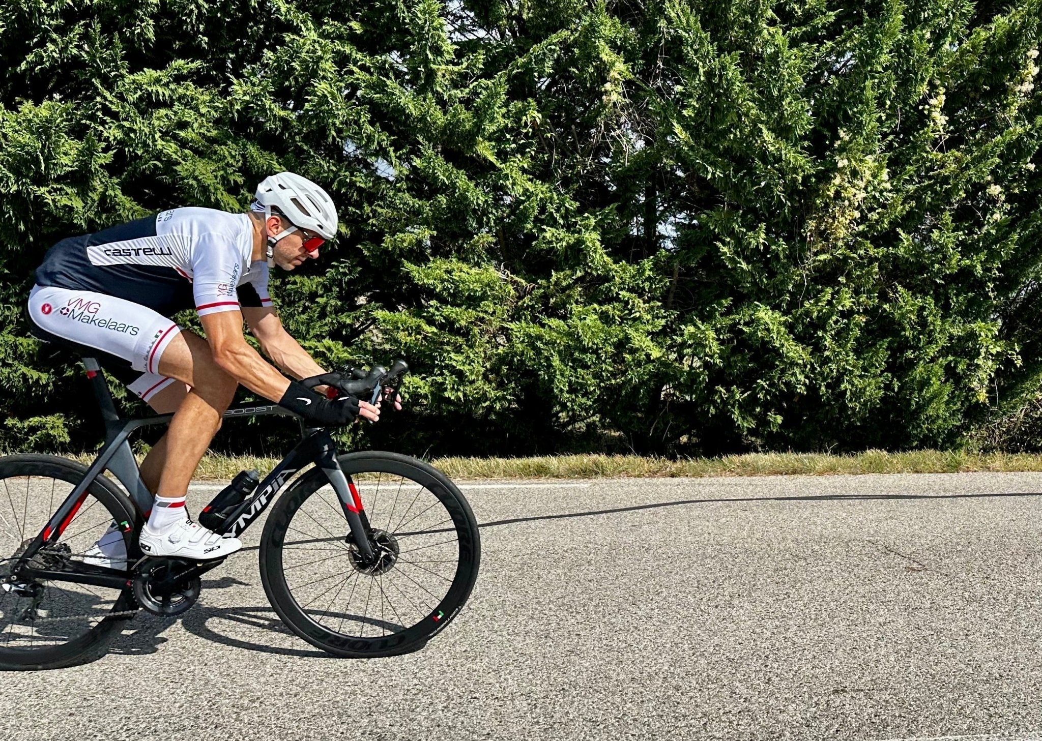 Warum ein CRNK Fahrradhelm und eine Sportbrille Ihr perfektes Duo für sicheres Fahren sind - NooMii