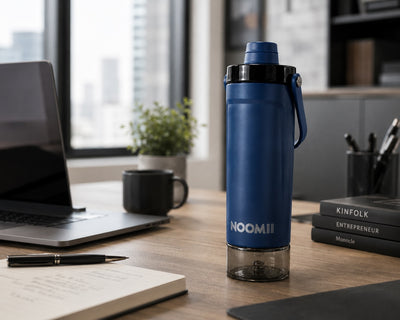 NooMii ProShake 600 in Dunkelblau auf einem Schreibtisch im Büro neben Laptop und Notizbuch